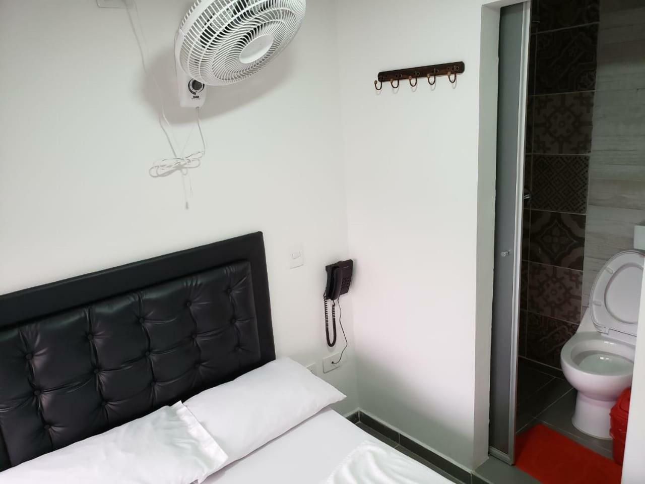 Hotel Zona Express Sandiego 메딜린 외부 사진