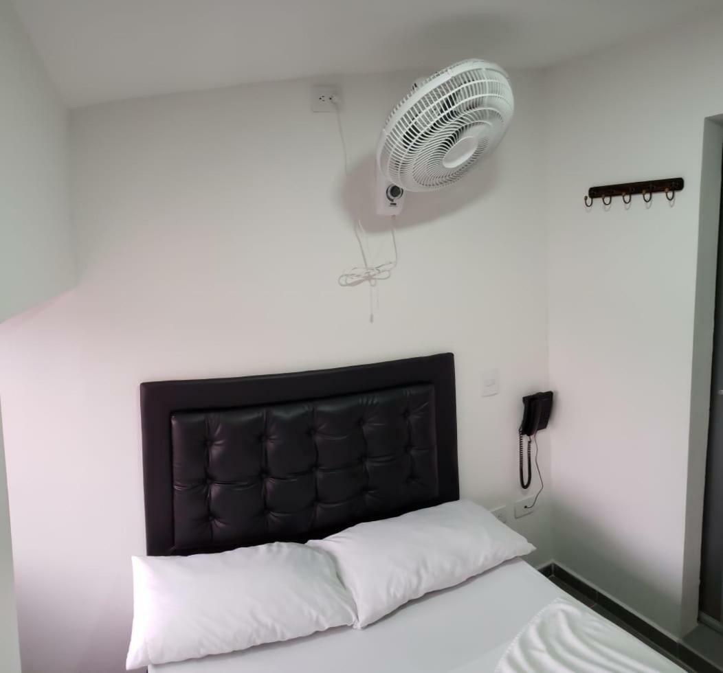 Hotel Zona Express Sandiego 메딜린 외부 사진